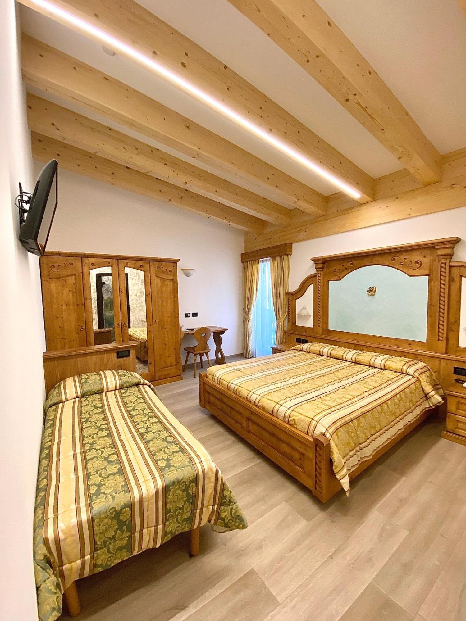 Hotel Chalet Alaska Pozza di Fassa Esterno foto