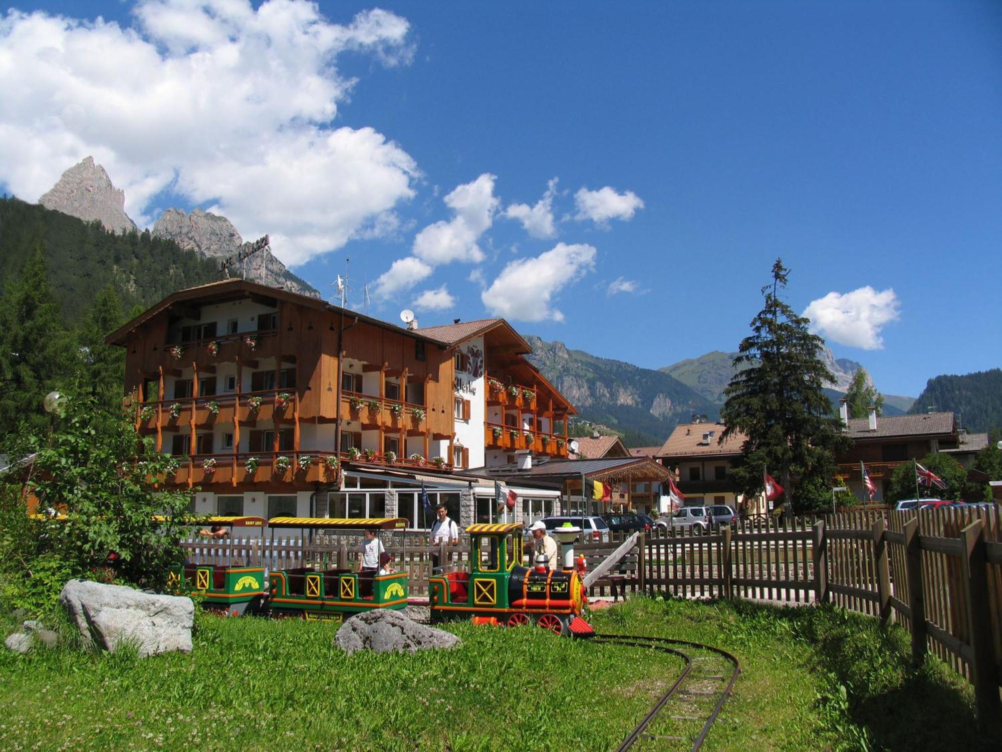 Hotel Chalet Alaska Pozza di Fassa Esterno foto